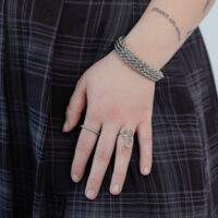 Geflochtenes Armband aus Chirurgenstahl Unisex 3-reihiges geflochtenes Armband aus silbernem Chirurgenstahl auf Hand