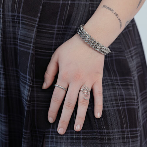 Unisex 3-reihiges geflochtenes Armband aus silbernem Chirurgenstahl auf Hand