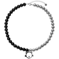 Verena Venus Silber-Schwarz Katzenkette Halb schwarze, halb silberne Perlenkette mit Katzenanhänger auf weißem Hintergrund
