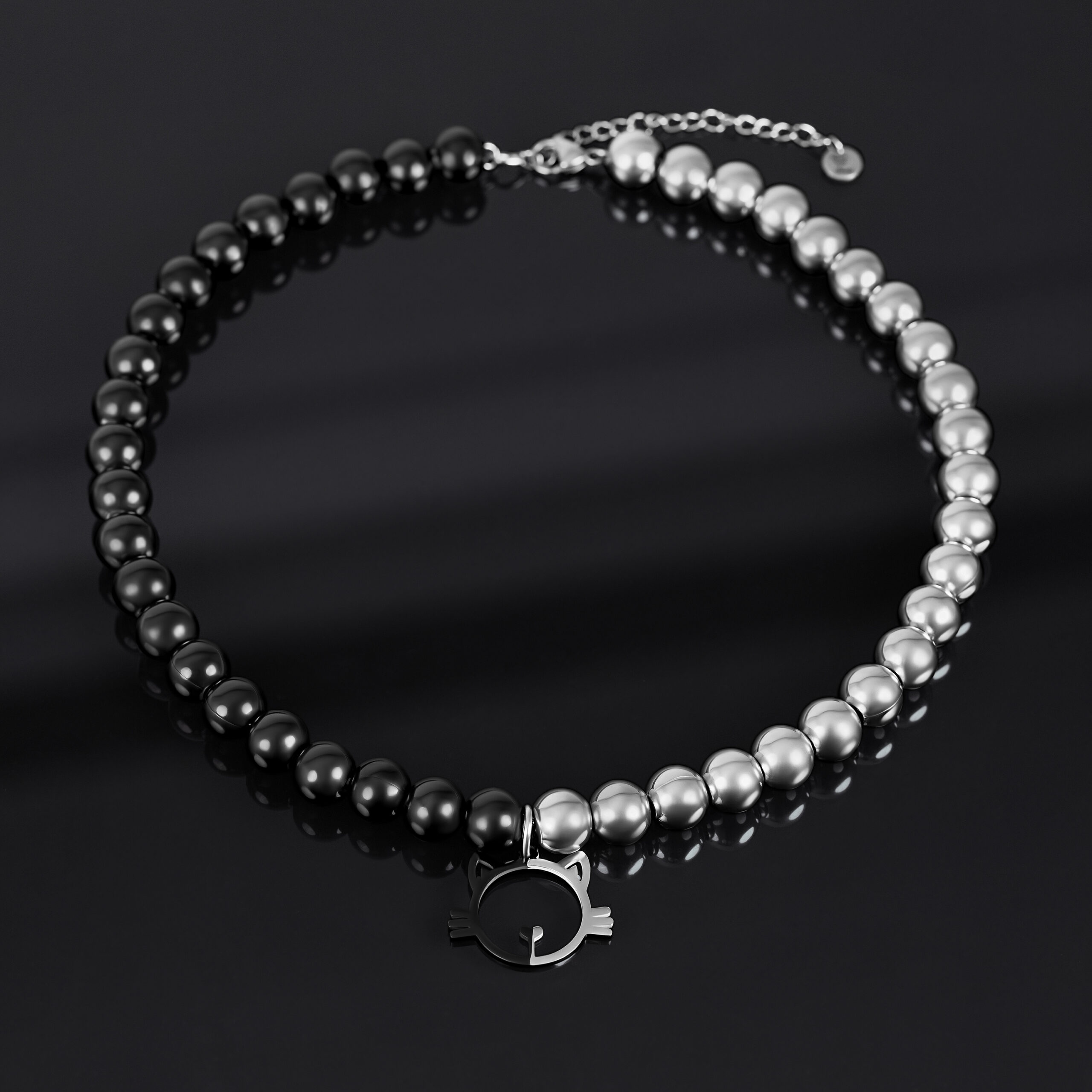 Silber-Schwarze Katzen-Bubble-Halskette Halskette mit silbernen und schwarzen Perlen und Katzenanhänger auf dunklem Hintergrund