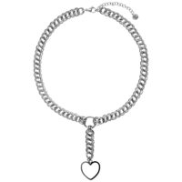 Silberne Herz Choker Halskette aus Edelstahl Silberne Choker Halskette mit Herzanhänger auf weißem Hintergrund