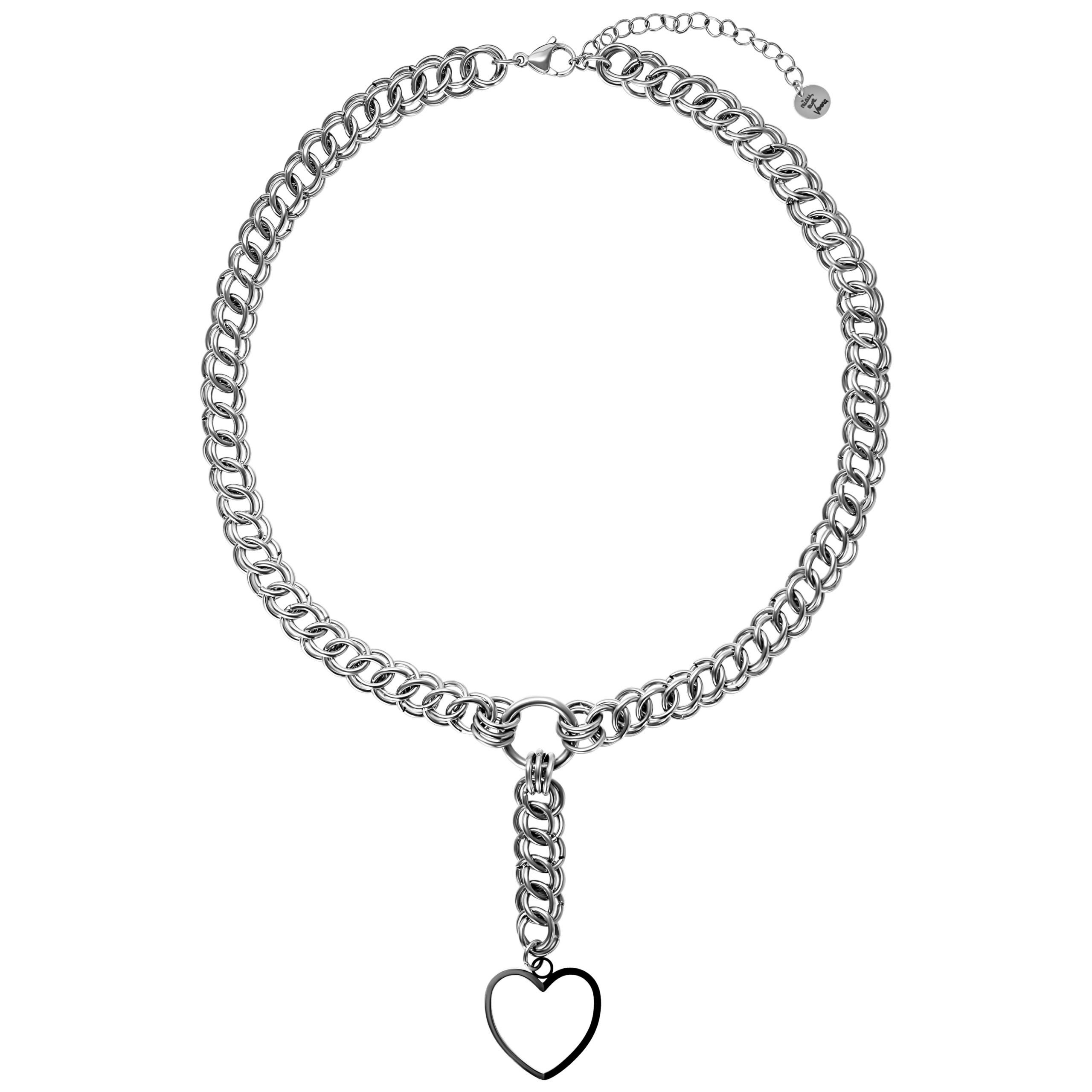 Silberne Choker Halskette mit Herzanhänger auf weißem Hintergrund