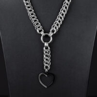 Silberne Herz-Choker aus Chirurgenstahl Silberne Choker-Halskette mit großem Herzanhänger auf schwarzem Hintergrund