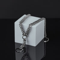 Verena Venus Big Heart Choker in Silber Silberne Halskette mit Herzanhänger auf grauem Würfel vor schwarzem Hintergrund