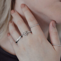 Eleganter Eye Ring aus Chirurgenstahl Silberner Eye Ring aus Chirurgenstahl an Frauenhand, Herzdesign, nahaufnahme