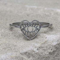Herzförmiger Eye Ring aus Chirurgenstahl Silberner herzförmiger Ring mit Auge-Motiv auf grauem Stein