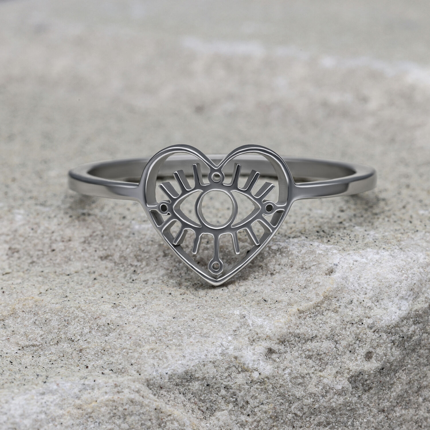 Herzförmiger Eye Ring aus Chirurgenstahl Silberner herzförmiger Ring mit Auge-Motiv auf grauem Stein