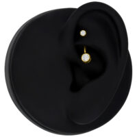 18K Gold Microbananabell mit Kristall Goldenes Piercing mit klarem Kristall an schwarzem Ohrmodell