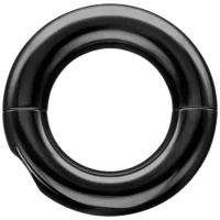 Schwarzer Tribal Dream Ring aus Chirurgenstahl Schwarzer Tribal Dream Ring aus glänzendem Chirurgenstahl auf weißem Hintergrund