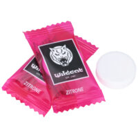 Dextrose Bonbons Zitrone im Wildcat Design Zwei pinke Wildcat Dextrose Bonbons mit Zitronengeschmack auf weißem Hintergrund