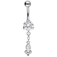 Silbernes Bauchnabelpiercing mit Kristallen Silbernes Bananabell-Piercing mit klaren Kristallen auf weißem Hintergrund