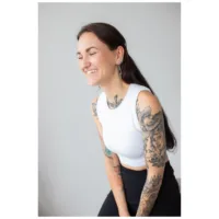 Thunderbolt Hoops an Person getragen Frau mit langen Haaren und Tattoos trägt Thunderbolt Hoops Ohrringe, weißes Top