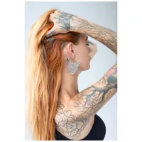 Sphynx Hoops aus Chirurgenstahl in Silber Frau mit roten Haaren trägt silberne Sphynx Hoops vor hellem Hintergrund