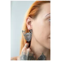 Sphynx Hoops Ohrringe aus Chirurgenstahl Silberne Sphynx Hoops Ohrringe an einem Ohr mit tätowierter Hand