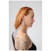 Elegante Khamsa Hoops Ohrringe in Silber Frau mit langen, rotbraunen Haaren trägt silberne Khamsa Hoops Ohrringe vor neutralem Hintergrund