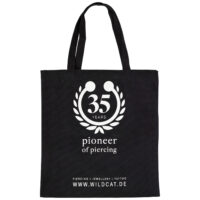 Schwarze Baumwolltasche mit Wildcat-Logo Schwarze Baumwolltasche mit Wildcat-Logo und Text auf weißem Hintergrund