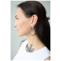 Stylische Basic Hoops Ohrringe 45 MM Frau mit langen dunklen Haaren trägt große silberne Creolen Ohrringe