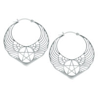 Silberne Winged Pentagram Ohrringe Zwei silberne Ohrringe mit Flügel- und Pentagramm-Design auf weißem Hintergrund