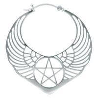 Silberner Winged Pentagram Ohrring Silberner Ohrring mit geflügeltem Pentagramm-Design auf weißem Hintergrund