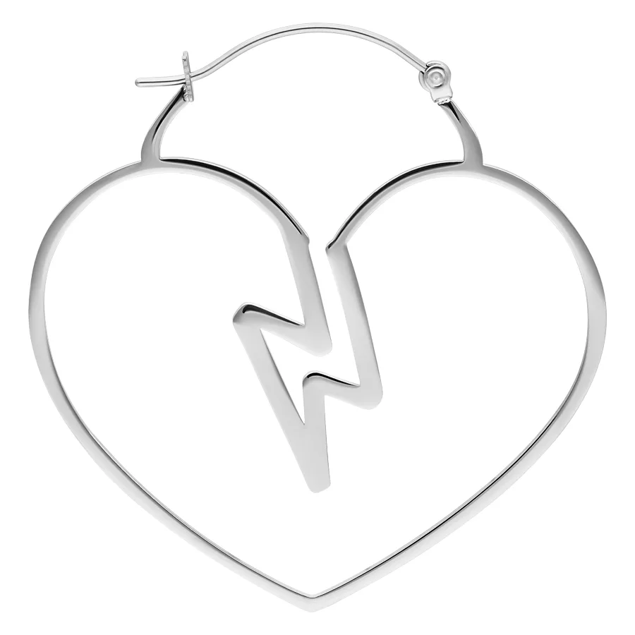 Silberne Heartbreaker Creolen aus Chirurgenstahl Silberne Herz-Creolen mit Blitzdetail aus Chirurgenstahl auf weißem Hintergrund