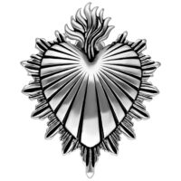Silbernes Sacred Heart Ohrgewicht Silberfarbenes Ohrgewicht in Herzform mit Flammenmuster auf weißem Hintergrund