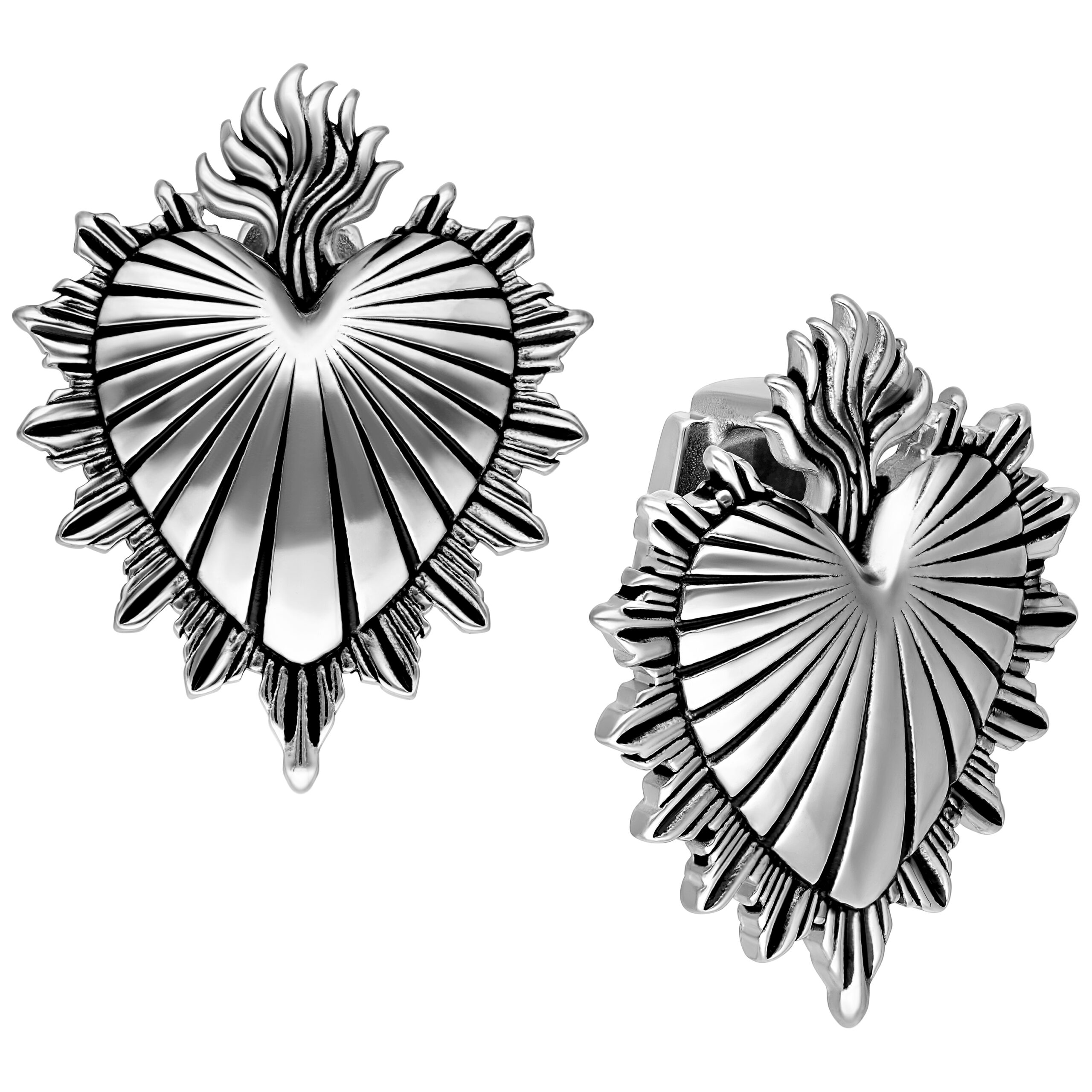 Silberne Sacred Heart Ohrgewichte Zwei silberne Sacred Heart Ohrgewichte mit flammendem Herzdesign auf weißem Hintergrund