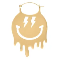 Goldene Smiley Big Hoops Ohrringe Großer goldener Ohrring mit Smiley-Motiv und Blitzdesign auf weißem Hintergrund