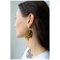 Smiley Big Hoops in Gold am Ohr Frau mit Smiley Big Hoops Ohrringen aus goldenem Metall
