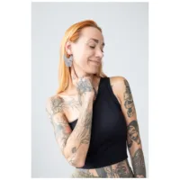 Bulldog Hoops Ohrringe an tätowierter Frau Frau mit Tattoos trägt große Bulldog Hoops Ohrringe