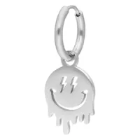 Silberner Ohrring mit Smiley-Anhänger auf weißem Hintergrund