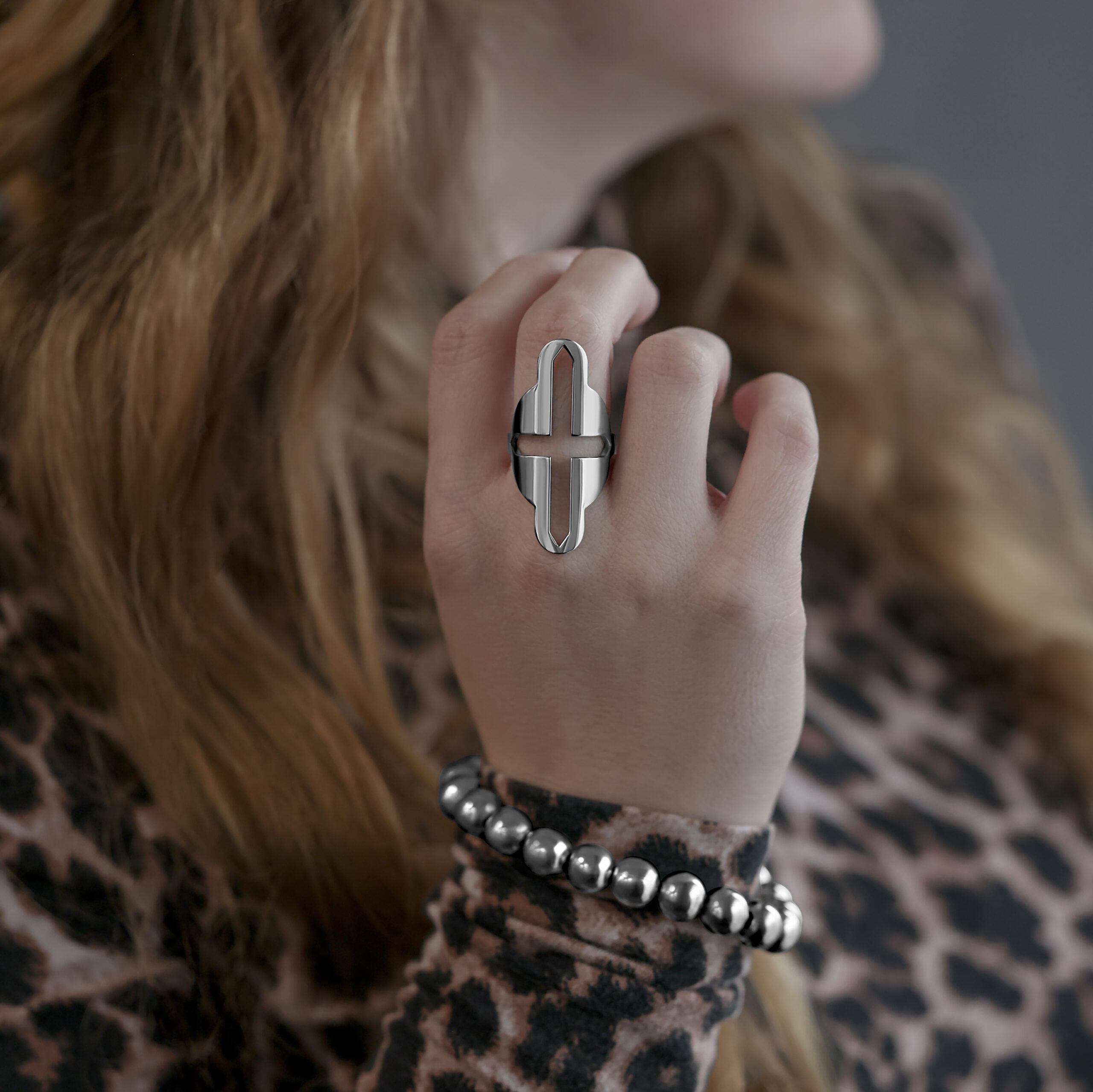 Großer Kreuzring aus Chirurgenstahl Großer Fingerring mit Kreuzmuster aus Chirurgenstahl an einer Hand getragen