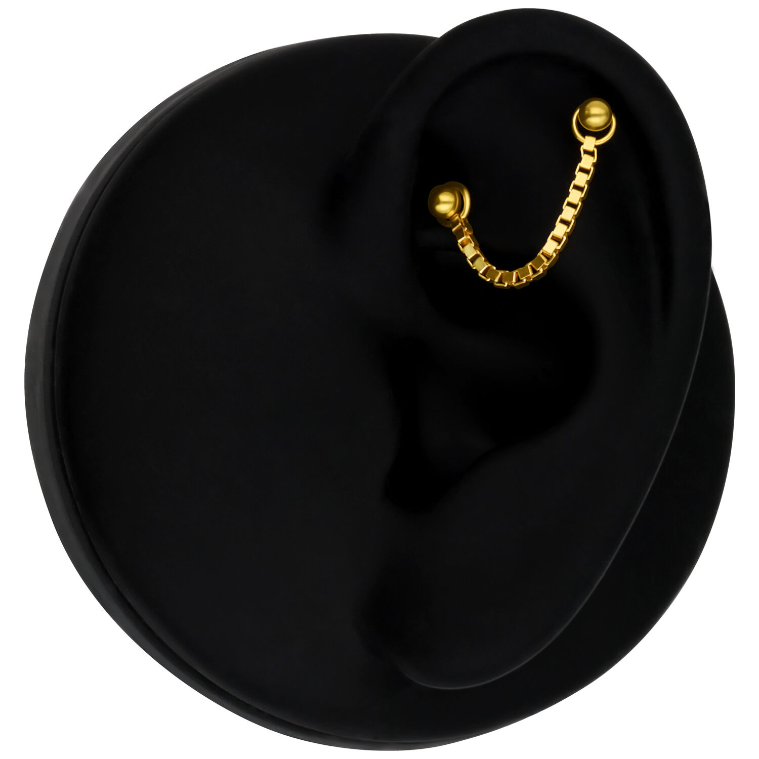 14K Gold Piercingkette an schwarzem Ohr Goldene Piercingkette aus 585er Gold an einem schwarzen Ohr auf schwarzem Hintergrund