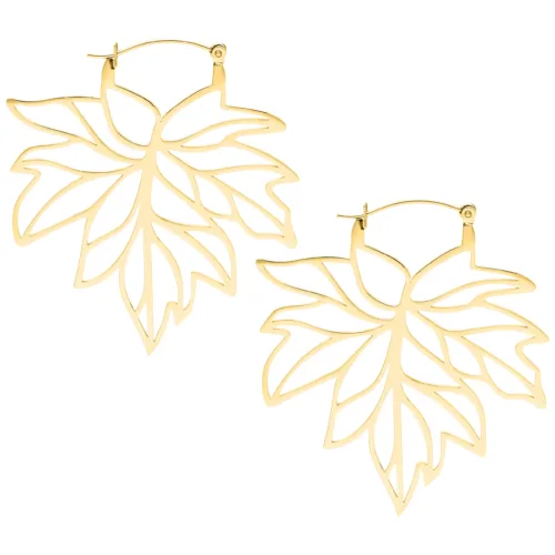 Goldene Ohrringe in Form eines Herbstblattes auf weißem Hintergrund