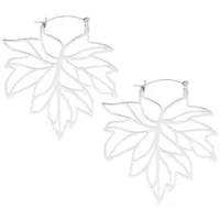 Silberne Autumn Leaf Hoops Ohrringe Silberne Ohrringe in Blattform auf weißem Hintergrund