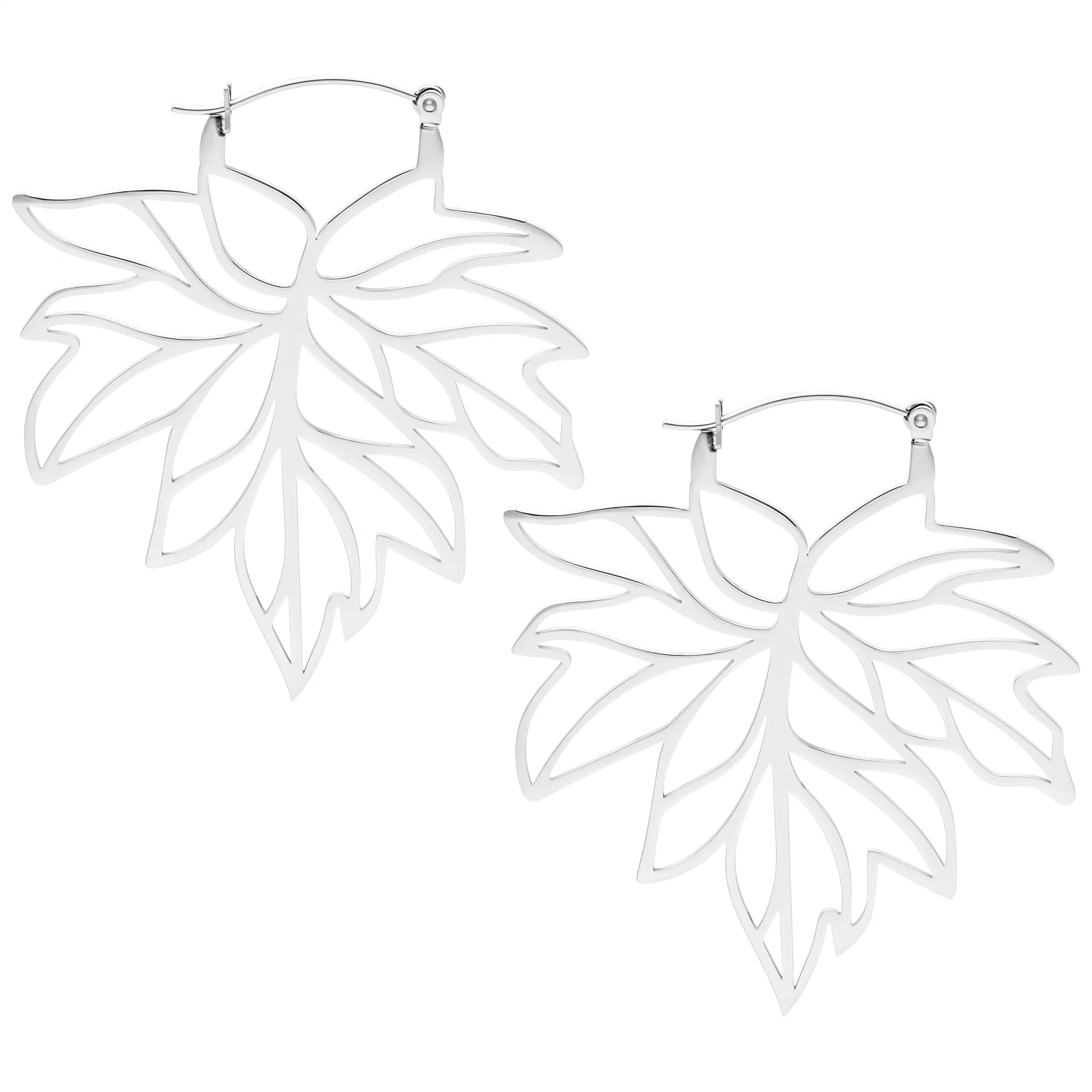Silberne Autumn Leaf Hoops Ohrringe Silberne Ohrringe in Blattform auf weißem Hintergrund
