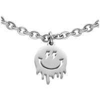 Silbernes Little Smiley Armband aus Chirurgenstahl Silbernes Armband mit Smiley-Anhänger auf weißem Hintergrund