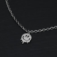 Silbernes Little Smiley Armband von Wildcat Silbernes Armband mit Smiley-Anhänger auf schwarzem Hintergrund