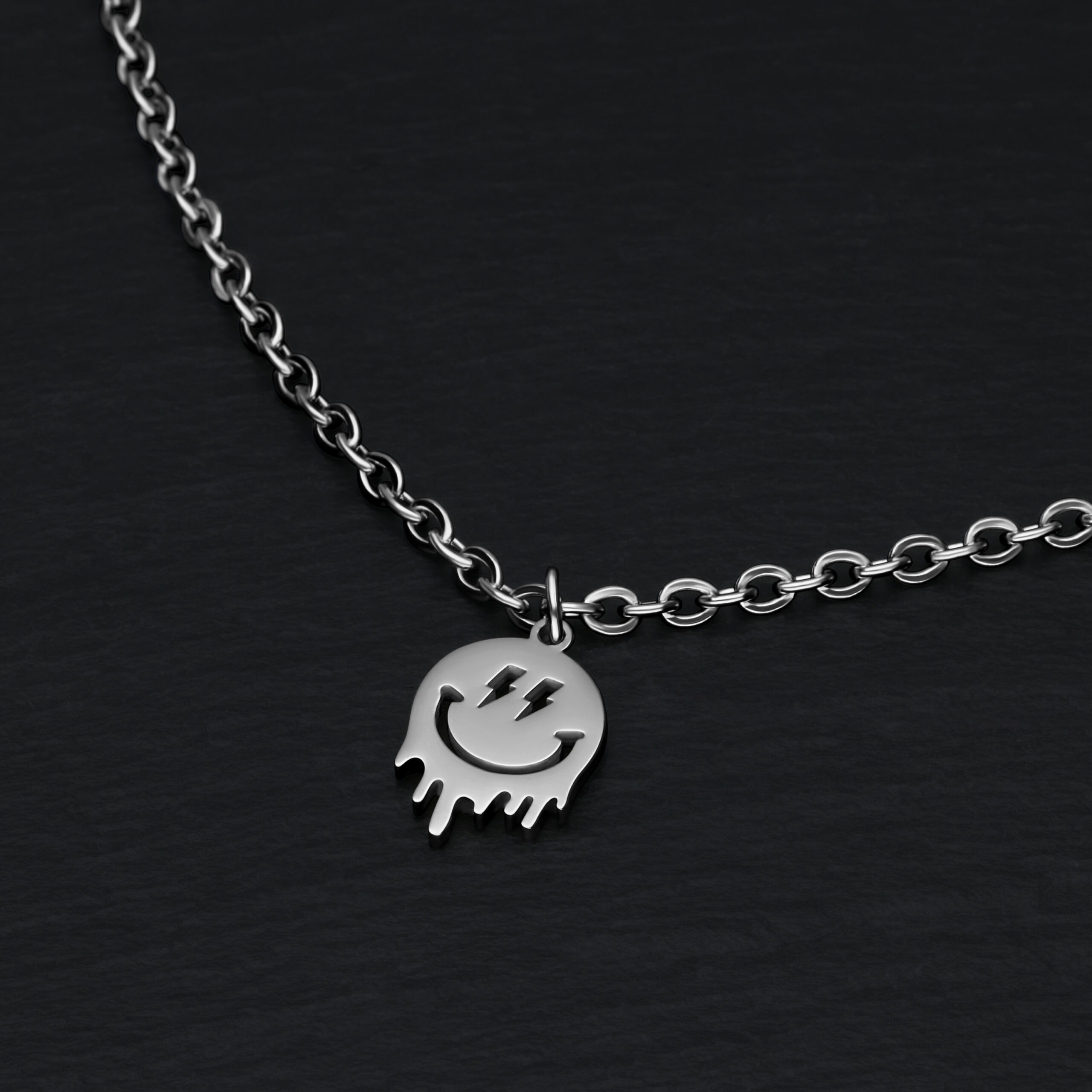 Silbernes Little Smiley Armband von Wildcat Silbernes Armband mit Smiley-Anhänger auf schwarzem Hintergrund