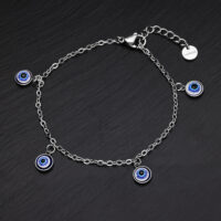 Silbernes Armband mit blauen Nazar-Anhängern auf schwarzem Hintergrund