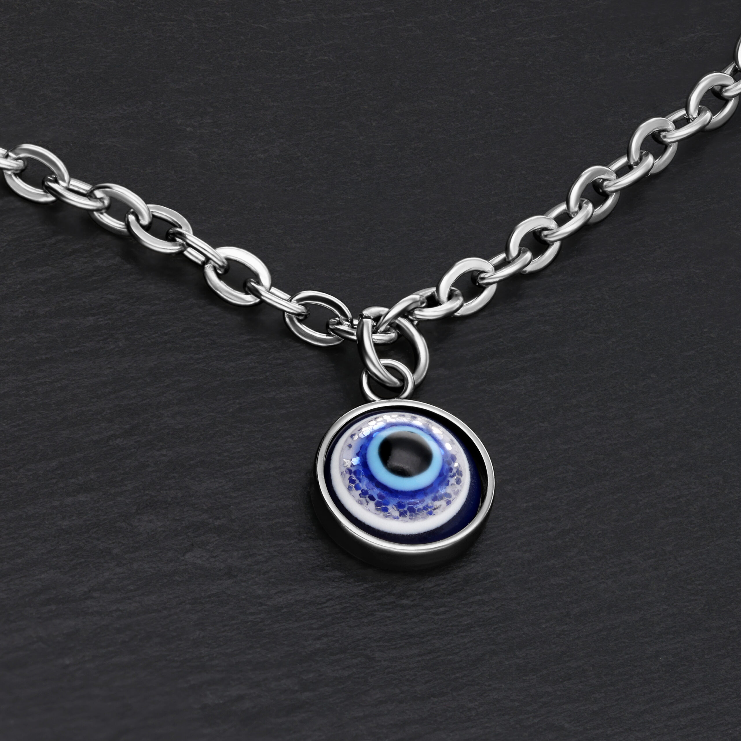Silbernes Armband mit Nazar-Anhänger auf schwarzem Hintergrund