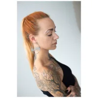 Silberne Blessed Hoops Ohrringe im Profilansicht Frau mit roten Haaren trägt große silberne Blessed Hoops Ohrringe vor weißem Hintergrund