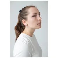 Little Daisy Hoops im eleganten Design Frau mit langen Haaren trägt Little Daisy Hoops Ohrringe