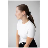Frau mit weißen Shirt trägt silberne Little Soulmate Hoops vor grauem Hintergrund