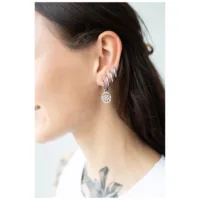 Silberne Little Eye Hoops am Ohr getragen Frau mit silbernen Little Eye Hoops in mehreren Ohrlöchern, seitliches Profil