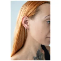 Elegante Bar Hoops Ohrringe aus Chirurgenstahl Frau mit langen, glatten Haaren trägt glänzende Bar Hoops Ohrringe aus silbernem Chirurgenstahl