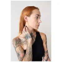 Elegante Little Bar Hoops Ohrringe in Silber Frau mit roten Haaren trägt silberne Little Bar Hoops Ohrringe vor hellem Hintergrund