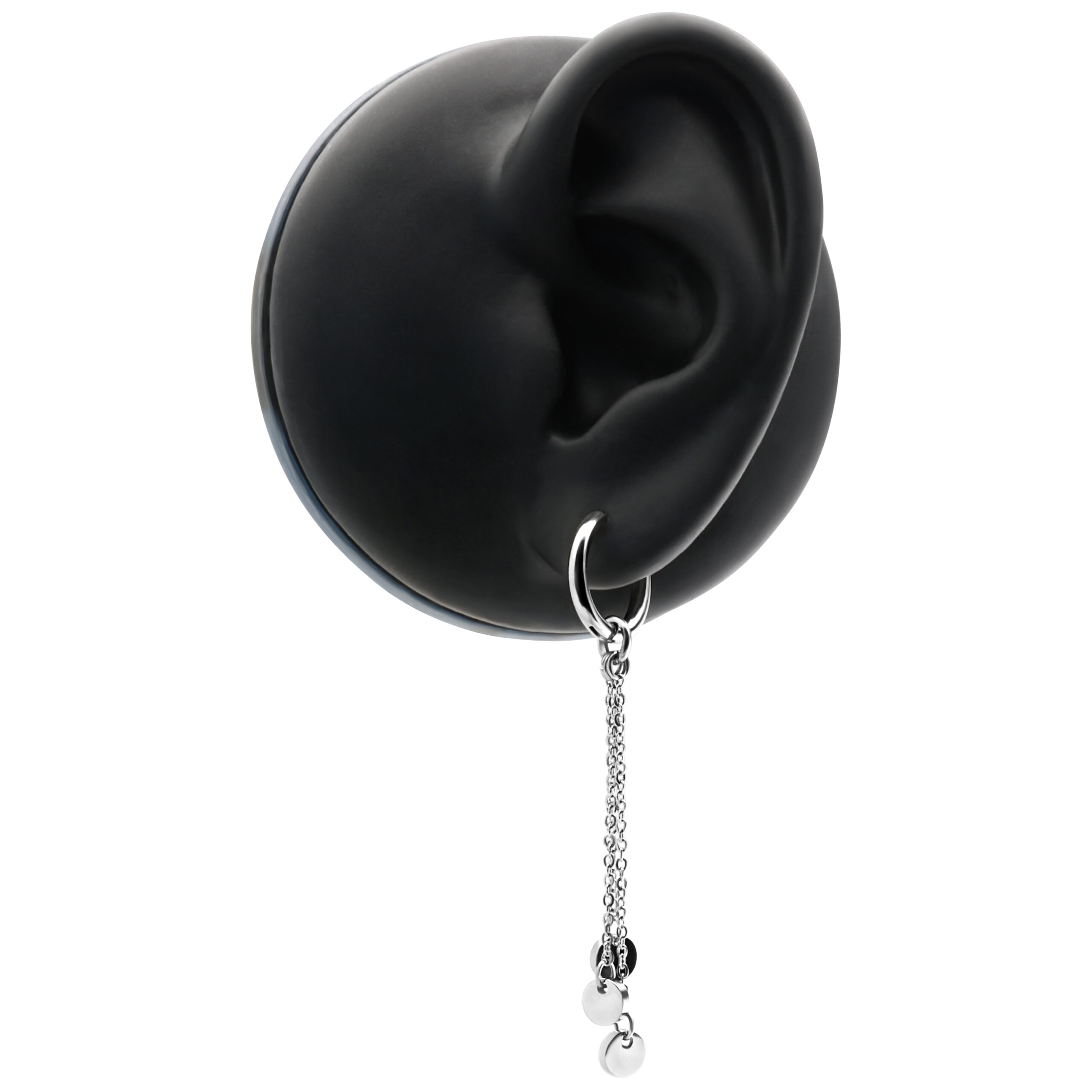 Elegante Ohrringe aus Edelstahl mit Kette Silberne Edelstahl-Ohrringe mit Kettendetail an einem schwarzen Ohrmodell