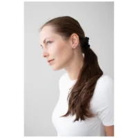 Elegante Kristall Ohrstecker Set in Schwarz Frau mit schwarzen Kristall Ohrsteckern, seitliches Profilbild