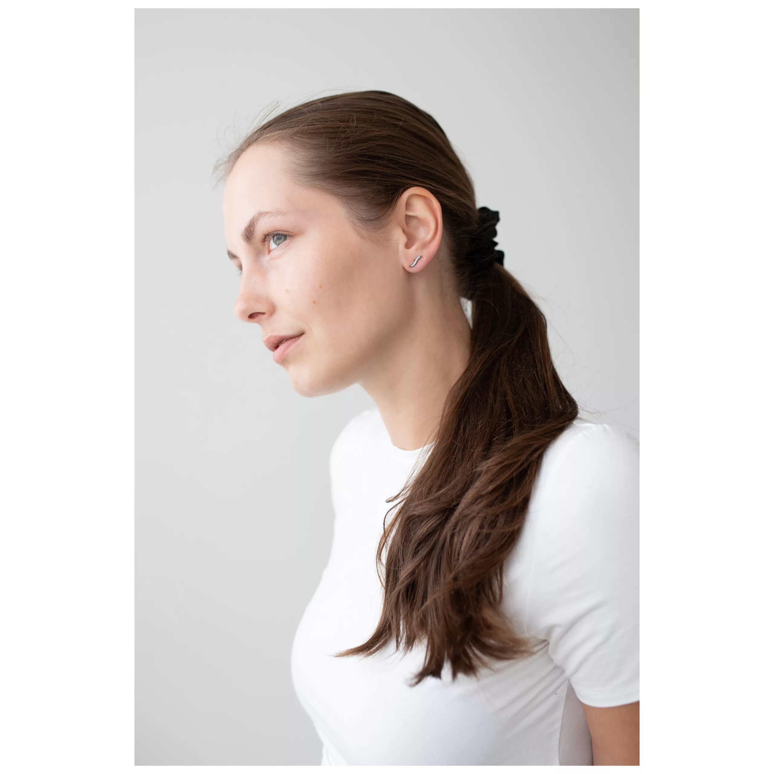 Elegante Kristall Ohrstecker Set in Schwarz Frau mit schwarzen Kristall Ohrsteckern, seitliches Profilbild