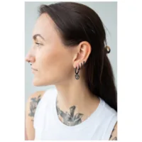 Schwarze Little Skull Hoops Ohrringe Frau mit schwarzen Little Skull Hoops Ohrringen aus Chirurgenstahl